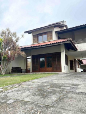 Casa com pátio, 7min apé até a beira da praia.